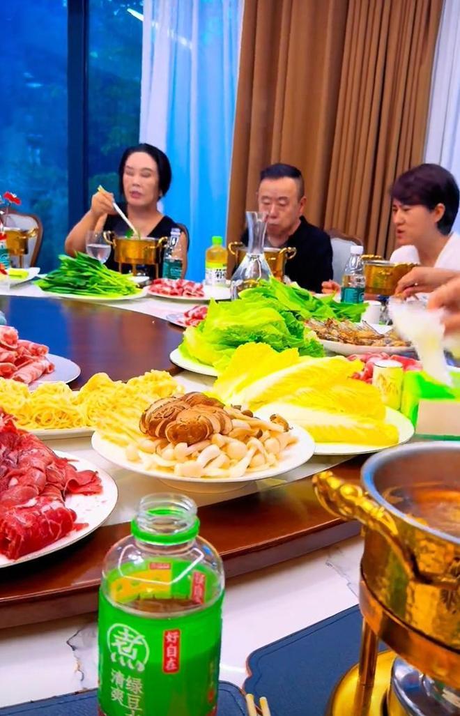 客餐厅大得像会所杨云现身肿到认不出不朽情缘平台潘长江一家北京别墅宴(图3)